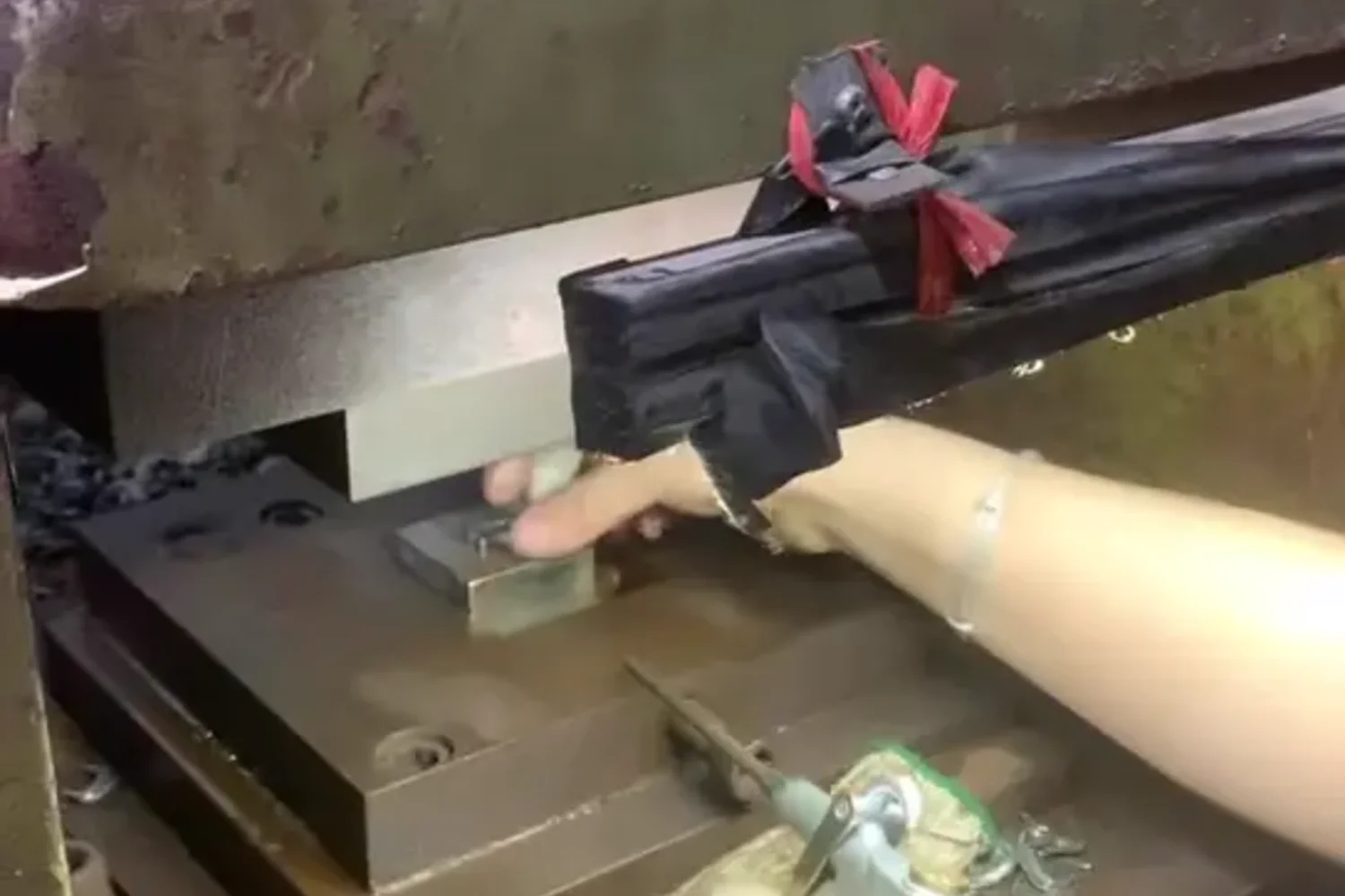 Hydraulic press deep drawing thicker buckle components